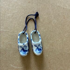 VTG souvenir of Holland pair of Delft pottery clogs hand painted with windmills